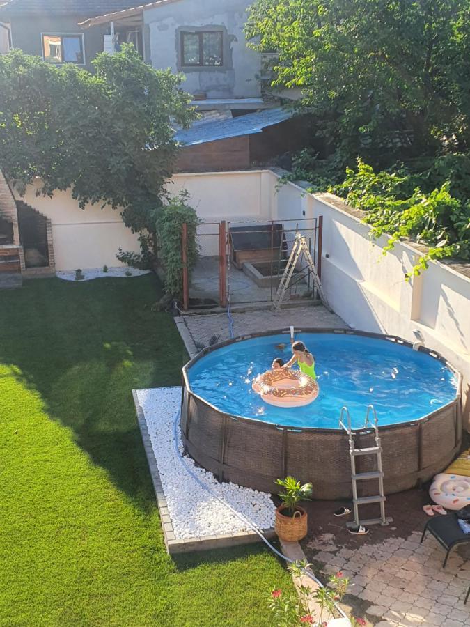 Вилла Pretty Garden Оршова Экстерьер фото